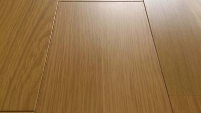 補修により凹みが埋められ、木目が再現されて傷跡が全く分からなくなったフローリング