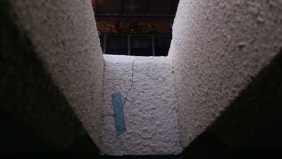 ベランダ外壁のひび割れ補修前