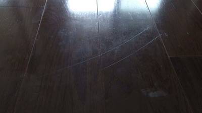 フローリングの線傷補修前の状態