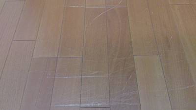 傷だらけのフローリングの補修前の状態