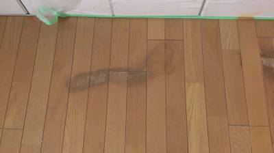 補修前のフローリングのシミ