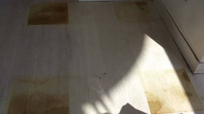 塩ビタイルの染み補修前の状態