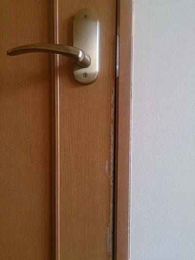 表面が剥がれた洋室の扉