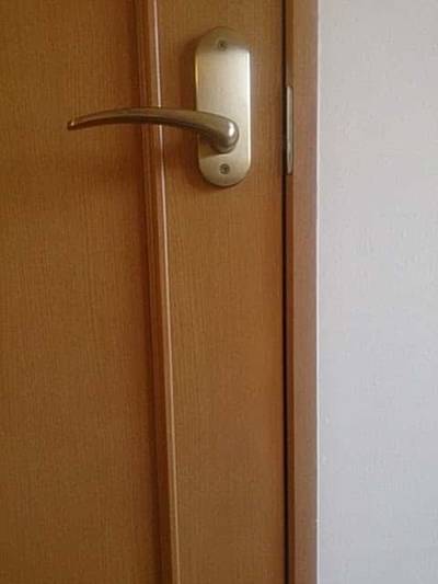 補修後の洋室の扉