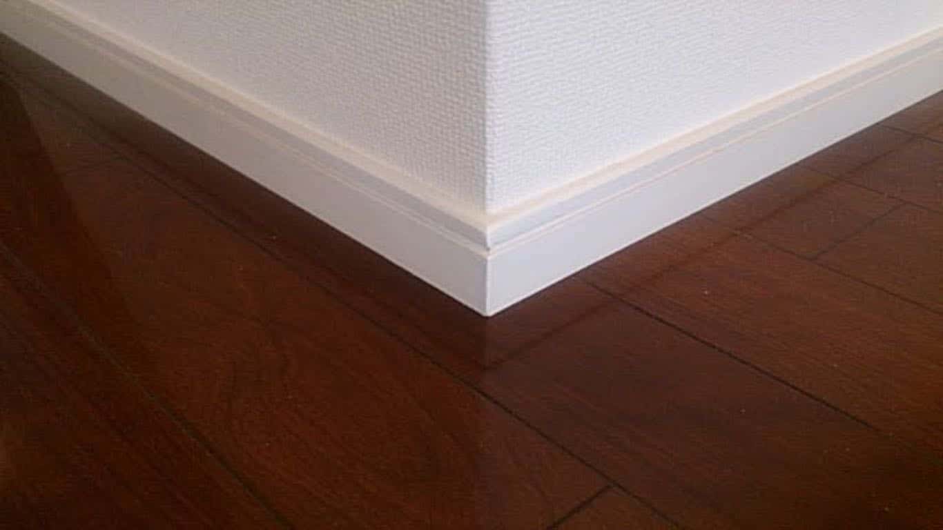 洋室の白い巾木の補修