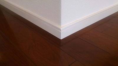 修復後の綺麗な巾木の角