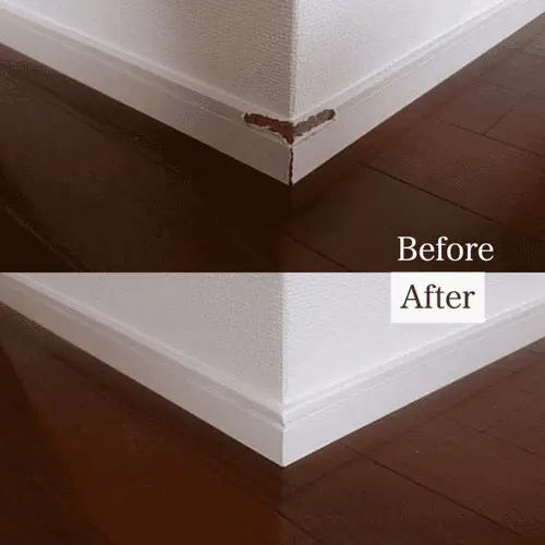 洋室の白い巾木の補修