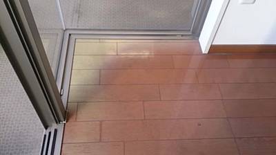 日焼けによる色褪せが目立つフローリング