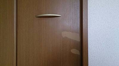 物がぶつかってへこんだクローゼット扉