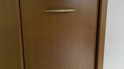 修復後の木目も美しいクローゼット扉