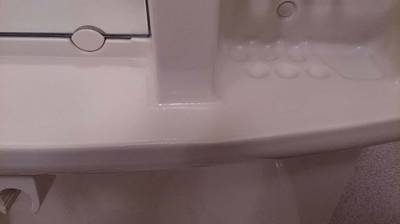 修復後の綺麗な状態の洗面台の棚