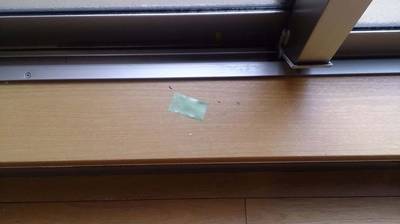 尖ったものが当たったような窓台の傷