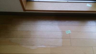 水濡れにより色が抜けてしまったフローリング