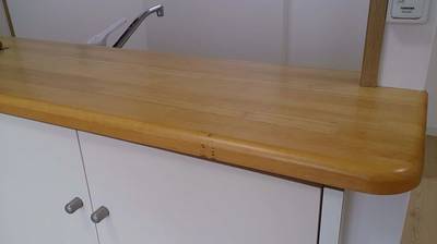 焦げ付きのあるキッチンカウンターの側面