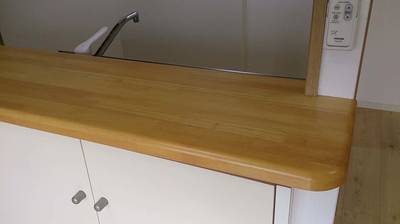 修復後の美しいキッチンカウンター