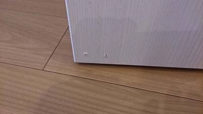 ドアストッパーの取り付けミスによるビス穴