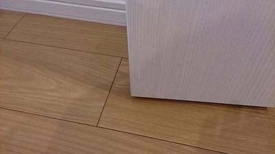 修復後の木目が綺麗なドア