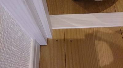 ドアストッパー取り付けミスによる床のビス穴