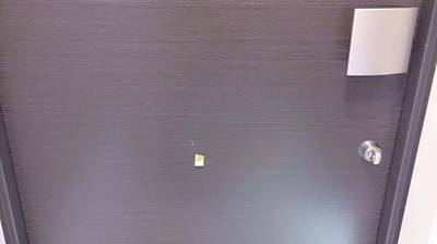 尖ったもので引っ掻いたような玄関ドアの傷
