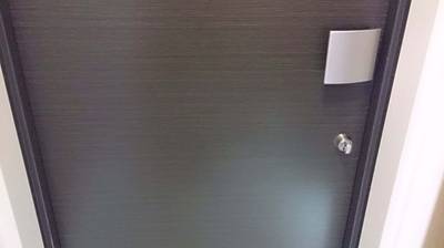 修復後の美しい木目調の玄関ドア