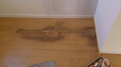 水漏れで黒く染まってしまったフローリング