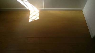 修復後の染み一つない綺麗なフローリング