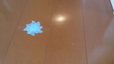 補修前のキッチンのフローリングの浮きの写真