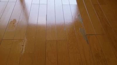 補修前のフローリングの剥がれの写真