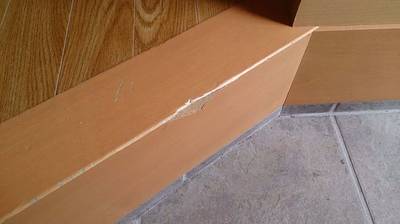 補修前の玄関の上がり框の傷の写真