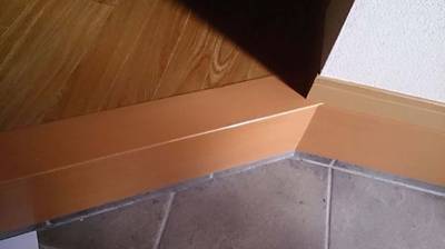 補修後の玄関の上がり框の仕上がりの写真