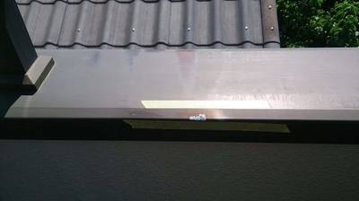 補修前のアルミ笠木の傷の写真