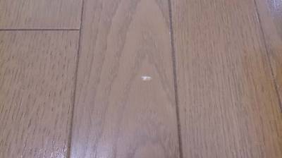 補修前のオークフローリングの傷の写真