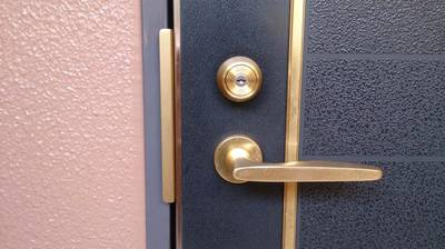 補修後の玄関ドアの金物の仕上がりの写真