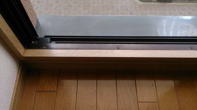 補修前の紫外線で劣化した窓枠の写真