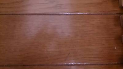 補修前のフローリングの小さな傷の写真