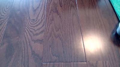 補修後のウォルナット色フローリングの仕上がりの写真