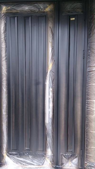 補修前の白く変色した玄関ドアのモールの写真