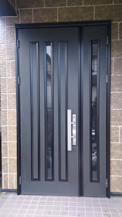 塗装後の玄関ドアのモールの写真