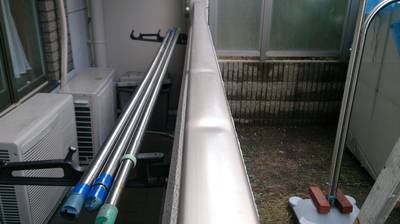 補修前のベランダの手すりの凹みの写真