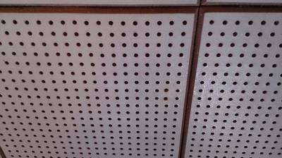 天井の穴あきボードの傷補修後の写真