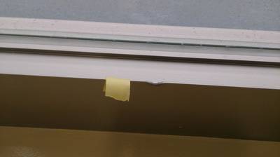 アルミサッシ窓枠の傷補修前の状態