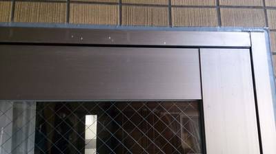 アルミドア枠の傷補修前の写真