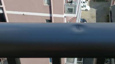 ベランダ手すりの凹み補修前の状態