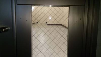 アルミドアのビス穴補修前の写真