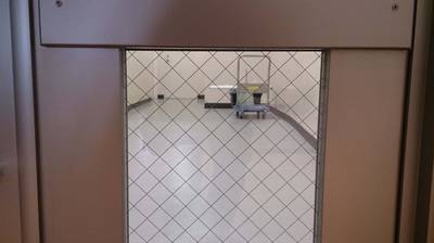 アルミドアのビス穴補修後の写真