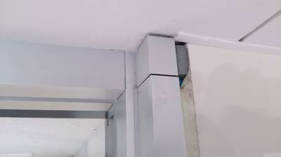 アルミサッシ枠の継ぎ目補修前の写真