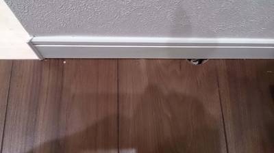 フローリングのめくれ補修前の写真