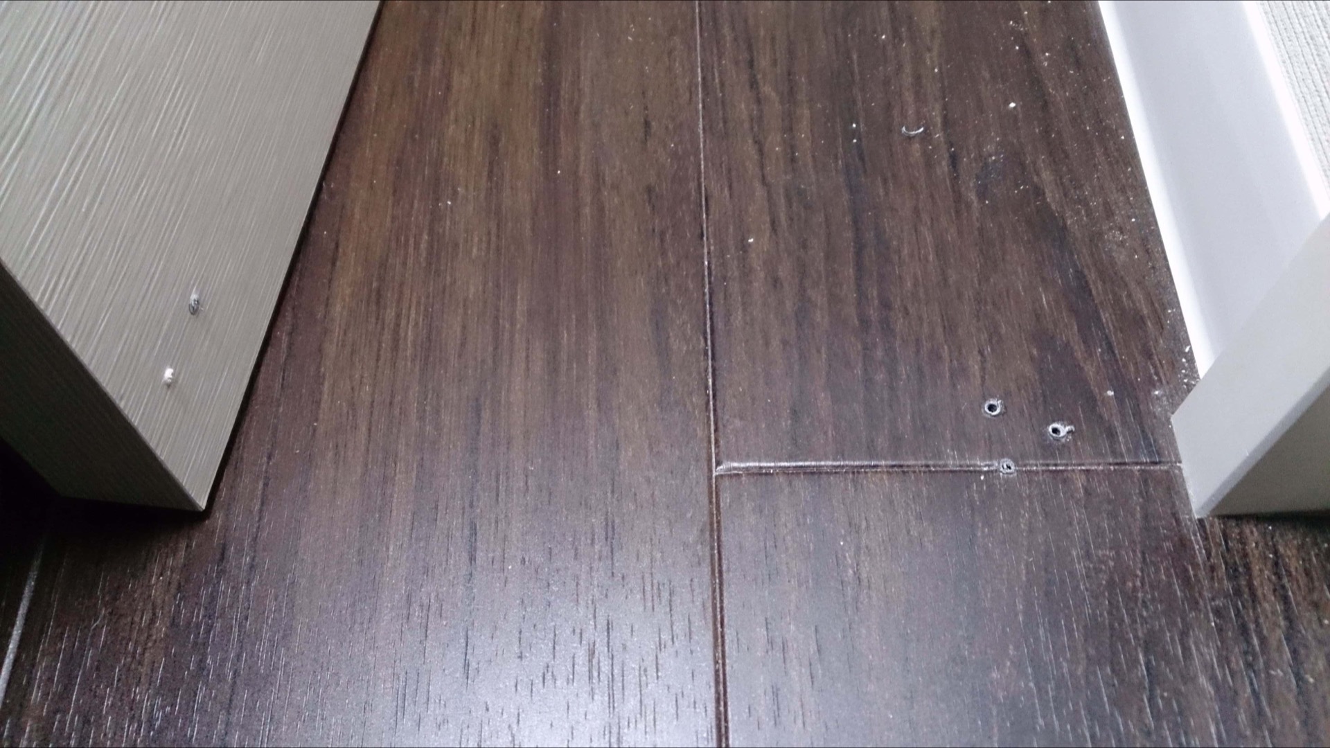 ドアストッパーを外してできた床のビス穴の補修