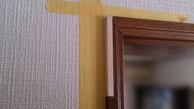 損傷部分を切り取り、新しい木材をはめ込んで補修している途中の建具枠