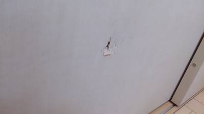 引き戸に空いた大きい穴の補修